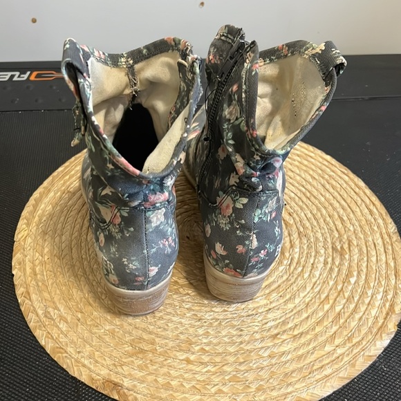 Bunker Textured Floral Southwestern Ankle Booties Size 40 - Picture 7 of 9